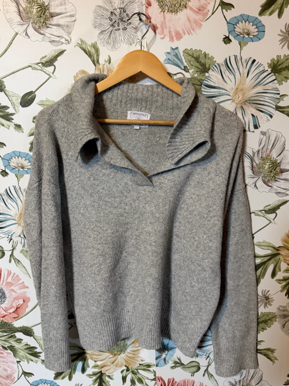 Absolutely Creative Worldwide Grey V-Neck Sweater – Size S